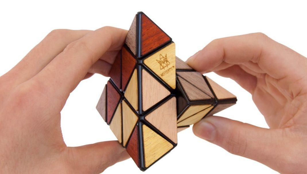 Tại sao Rubik tam giác có tên gọi khác là Pyraminx?
